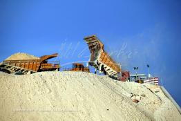 Image du Maroc Professionnelle de  Les camions s'activent à la mine de Boucraa de L'Office chérifien des phosphates. Le Groupe OCP est une société anonyme fondée en 1920 et domiciliée au Maroc. OCP S.A est le Leader mondial de l'industrie du phosphate, Mardi 8 Février 2005. (Photo / Abdeljalil Bounhar) 